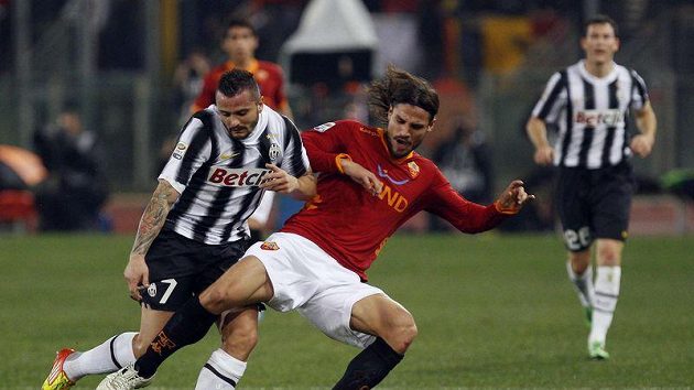 Simone Pepe z Juventusu (vlevo) bojuje o míč s Osvaldem z AS Řím. Simone Pepe z Juventusu (vlevo) bojuje o míč s Osvaldem z AS Řím.