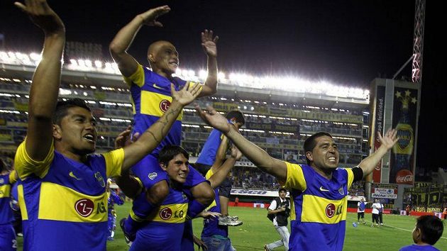 Hráči Boca Juniors se radují z mistrovského titulu. Hráči Boca Juniors se radují z mistrovského titulu.