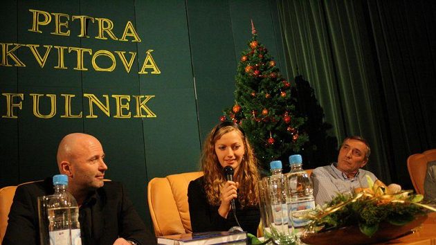 Tenistka Petra Kvitová besedovala se svými spoluobčany po boku svého trenéra Davida Kotyzy (vlevo) i bývalého trenéra a svého otce Jiřího Kvity. Tenistka Petra Kvitová besedovala se svými spoluobčany po boku svého trenéra Davida Kotyzy (vlevo) i bývalého trenéra a svého otce Jiřího Kvity.