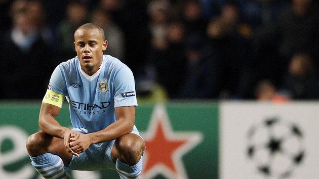 Smutný Vincent Kompany z Manchesteru City už ví, že si Ligu mistrů na jaře nezahraje. Smutný Vincent Kompany z Manchesteru City už ví, že si Ligu mistrů na jaře nezahraje.