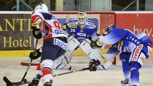 Radovan Somík z Pardubic střílí na branku Brna Radovan Somík z Pardubic střílí na branku Brna