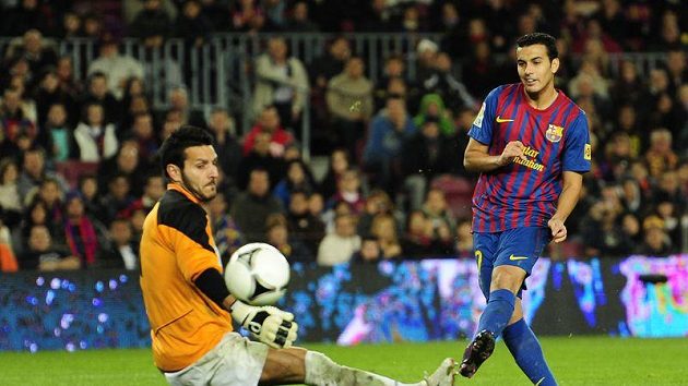 Barcelonský Pedro Rodriguez obstřeluje gólmana Hospitaletu. Barcelonský Pedro Rodriguez obstřeluje gólmana Hospitaletu.