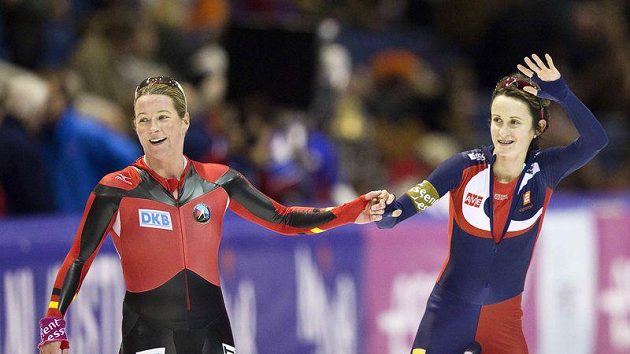 Martina Sáblíková a Němka Claudia Pechsteinová v cíli závodu Světového poháru na 5000 metrů v nizozemském Heerenveenu. Martina Sáblíková a Němka Claudia Pechsteinová v cíli závodu Světového poháru na 5000 metrů v nizozemském Heerenveenu.
