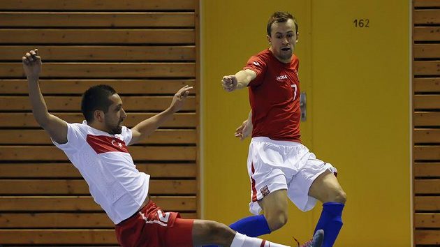Český futsalový reprezentant Lukáš Rešetár (vpravo) v utkání proti Turecku. Český futsalový reprezentant Lukáš Rešetár (vpravo) v utkání proti Turecku.
