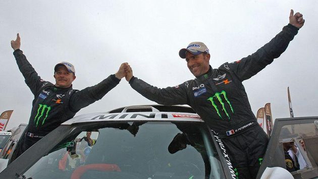 Stéphane Peterhansel (vpravo) oslavuje se svým navigátorem Jeanem Paulem Cottretem triumf na Rallye Dakar. Francouz vyhrál celkově podesáté, počtvrté v kategorii automobilů. Stéphane Peterhansel (vpravo) oslavuje se svým navigátorem Jeanem Paulem Cottretem triumf na Rallye Dakar. Francouz vyhrál celkově podesáté, počtvrté v kategorii automobilů.