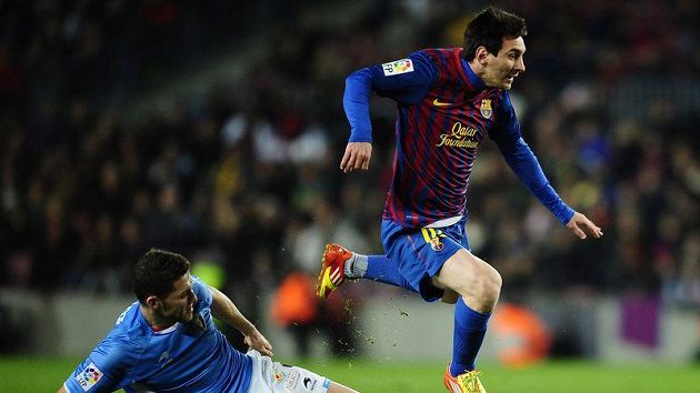 Lionel Messi uniká Davidu Timorovi krátce před vstřelením gólu do sítě Pamplony. Lionel Messi uniká Davidu Timorovi krátce před vstřelením gólu do sítě Pamplony.