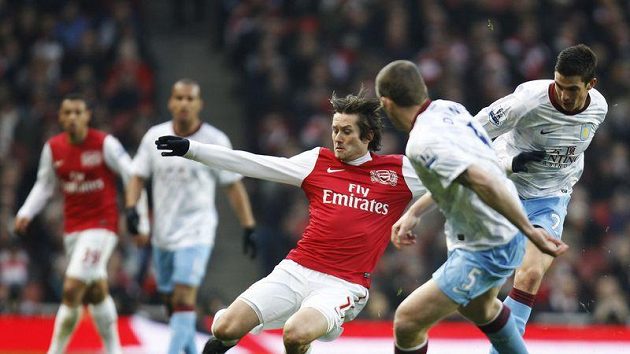 Tomáš Rosický z Arsenalu v zápase proti Aston Ville Tomáš Rosický z Arsenalu v zápase proti Aston Ville