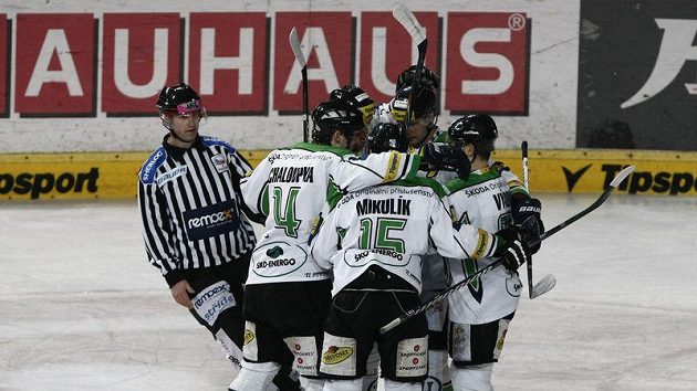 Hokejisté Mladé Boleslavi se radují z branky. Hokejisté Mladé Boleslavi se radují z branky.