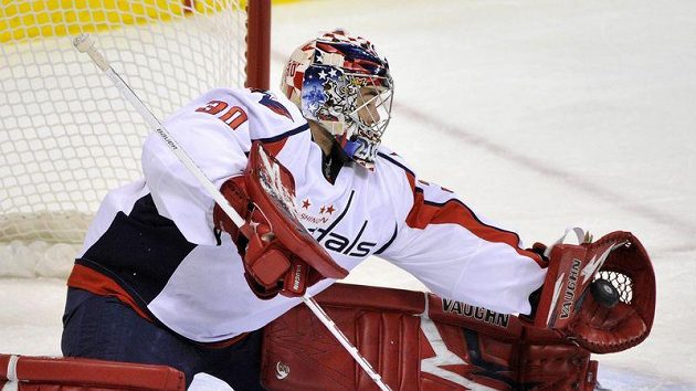 Michal Neuvirth v brance Capitals zářil. Michal Neuvirth v brance Capitals zářil.