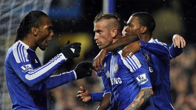 Fotbalisté Chelsea se radují z branky Meirelse (uprostřed) do sítě Manchesteru City. Fotbalisté Chelsea se radují z branky Meirelse (uprostřed) do sítě Manchesteru City.
