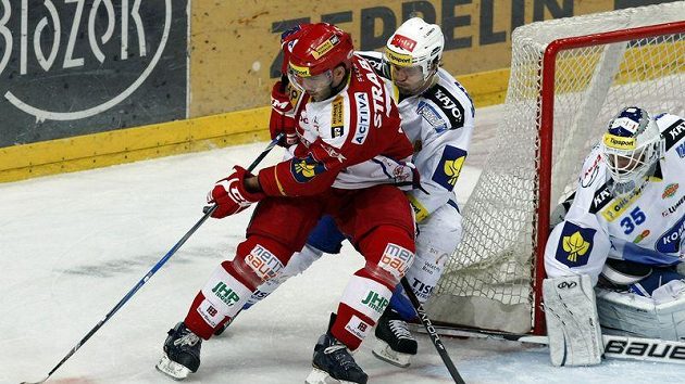Petra Jelínka ze Slavie brání brněnský pbert Petrovický Petra Jelínka ze Slavie brání brněnský pbert Petrovický