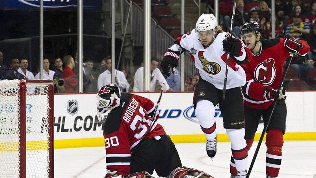 Útočník Ottawy Milan Michálek přeskakuje gólmana New Jersey Martina Brodeura poté, co vstřelil gól. Útočník Ottawy Milan Michálek přeskakuje gólmana New Jersey Martina Brodeura poté, co vstřelil gól.
