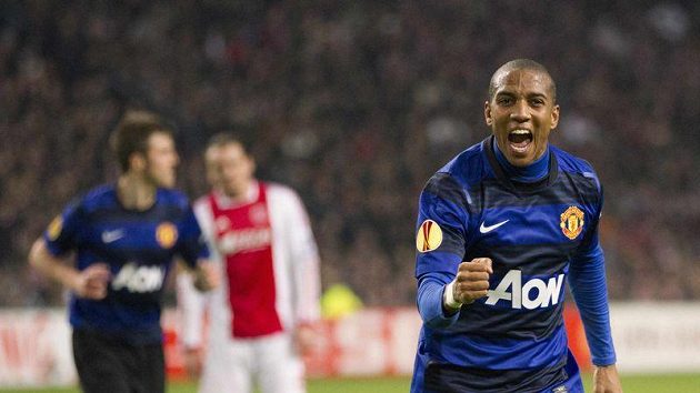 Ashley Young z Manchesteru United oslavuje gól vstřelený Ajaxu Amsterdam. Ashley Young z Manchesteru United oslavuje gól vstřelený Ajaxu Amsterdam.