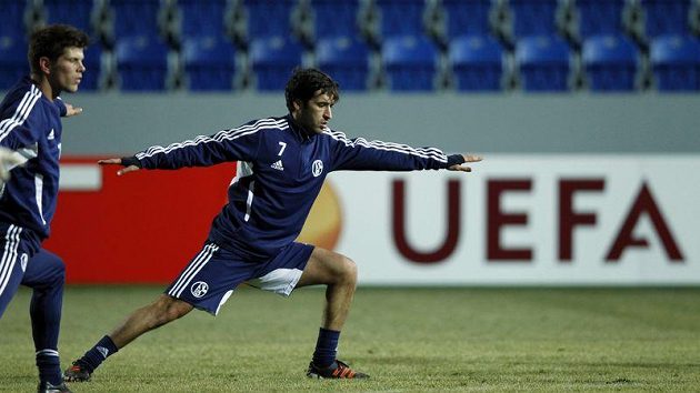 Hvězdy Schalke 04 Raúl Gonzalez a Klaas-Jan Huntelaar (vlevo) v Plzni. Uhlídá je Viktoria? Hvězdy Schalke 04 Raúl Gonzalez a Klaas-Jan Huntelaar (vlevo) v Plzni. Uhlídá je Viktoria?