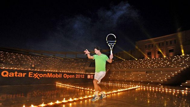 Rafael Nadal na kurtu plném hořících svíček Rafael Nadal na kurtu plném hořících svíček
