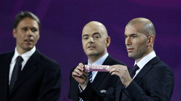 Legenda světového fotbalu Zinedine Zidane vytáhl z osudí Českou republiku do skupiny A. Legenda světového fotbalu Zinedine Zidane vytáhl z osudí Českou republiku do skupiny A.