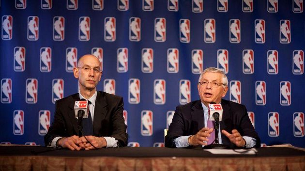 Komisionář NBA David Stern (vpravo) na čtvrteční tiskové konferenci. Komisionář NBA David Stern (vpravo) na čtvrteční tiskové konferenci.