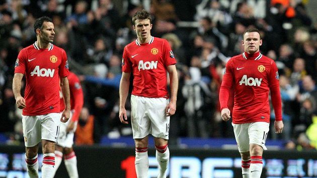 Zklamaní fotbalisté Manchesteru United Ryan Giggs (vlevo), Michael Carrick (uprostřed) a Wayne Rooney. Zklamaní fotbalisté Manchesteru United Ryan Giggs (vlevo), Michael Carrick (uprostřed) a Wayne Rooney.