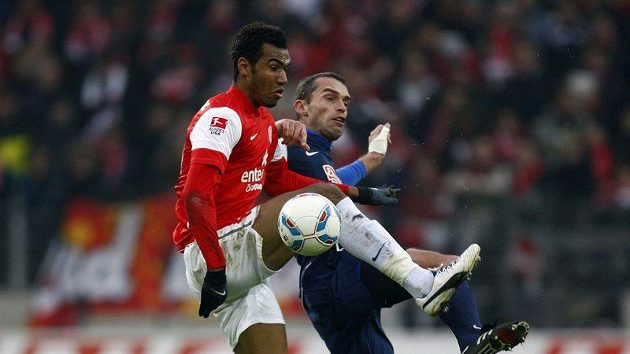 Pavel Krmaš (vpravo) z Freiburgu při souboji s mohučským Maximem Choupo-Motingem. Pavel Krmaš (vpravo) z Freiburgu při souboji s mohučským Maximem Choupo-Motingem.