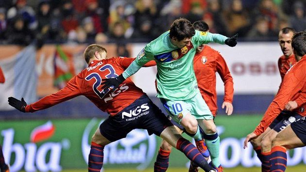 Lionel Messi z Barcelony v obklíčení hráčů Osasuny Lionel Messi z Barcelony v obklíčení hráčů Osasuny