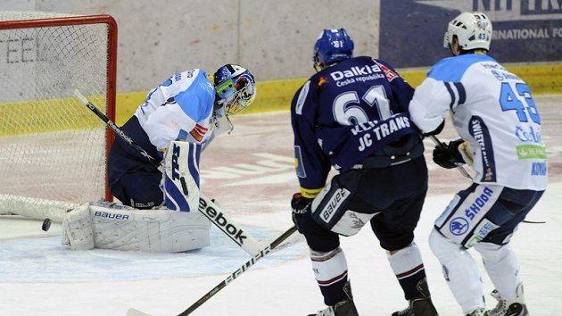 Plzeňský brankář Adam Svoboda pouští druhou branku, zprava jsou jeho spoluhráč Jan Kovář a vítkovický hráč Lukáš Klimek. Plzeňský brankář Adam Svoboda pouští druhou branku, zprava jsou jeho spoluhráč Jan Kovář a vítkovický hráč Lukáš Klimek.