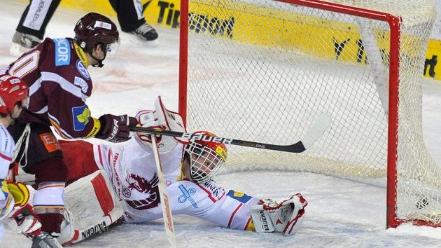 Tomáš Rachůnek (vlevo) ze Sparty střílí čtvrtý gól Martinu Vojtkovi z Třince. Tomáš Rachůnek (vlevo) ze Sparty střílí čtvrtý gól Martinu Vojtkovi z Třince.