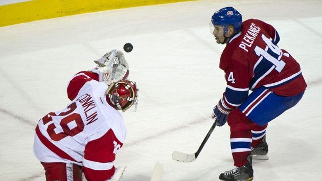 Tomáš Plekanec střílí gól do sítě Detroitu. Tomáš Plekanec střílí gól do sítě Detroitu.