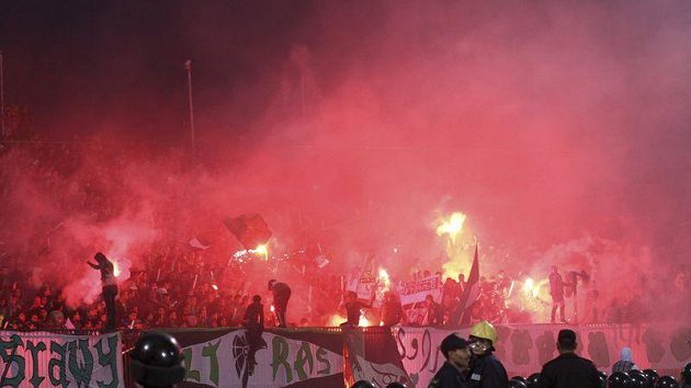 Fanoušci na egyptském stadiónu v Port Saíd, které prozatím hlídá policie. Fanoušci na egyptském stadiónu v Port Saíd, které prozatím hlídá policie.