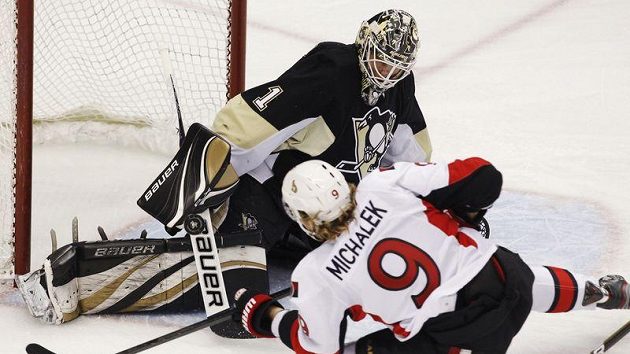 Milan Michálek střílí druhý gól do sítě Pittsburghu. Milan Michálek střílí druhý gól do sítě Pittsburghu.