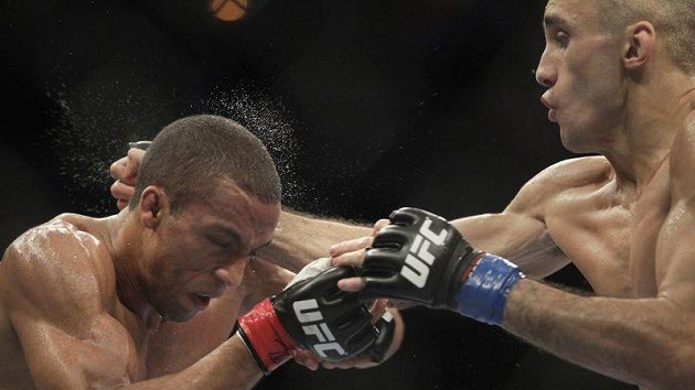 Zápasník MMA Edson Barbosa (vlevo) v zápase s Terry Etimem při bojovém šampionátu UFC v Riu. Zápasník MMA Edson Barbosa (vlevo) v zápase s Terry Etimem při bojovém šampionátu UFC v Riu.
