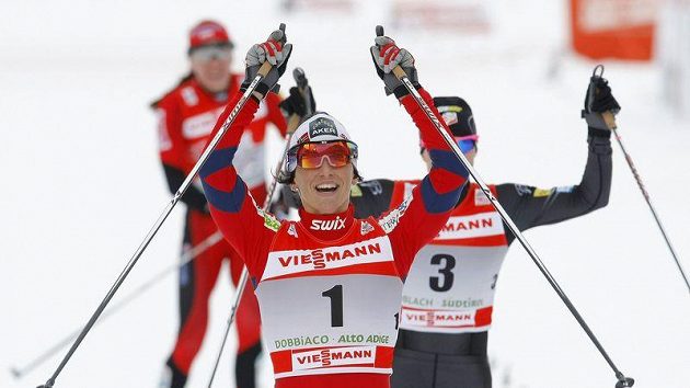 Norská běžkyně na lyžích Marit Björgenová oslavuje triumf ve sprintu na Tour de Ski v italském Toblachu. Norská běžkyně na lyžích Marit Björgenová oslavuje triumf ve sprintu na Tour de Ski v italském Toblachu.