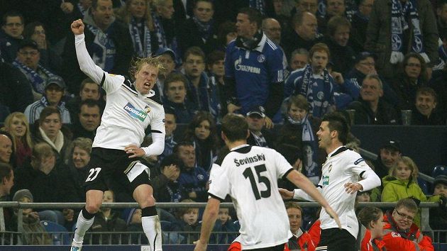 František Rajtoral (vlevo) oslavuje vyrovnávací gól Plzně na hřišti Schalke 04. František Rajtoral (vlevo) oslavuje vyrovnávací gól Plzně na hřišti Schalke 04.