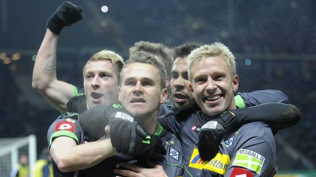 Filip Daems (uprostřed) oslavuje se spoluhráči z Mönchengladbachu proměněnou penaltu v nastavení čtvrtfinále Německého poháru s Herthou Berlín. Filip Daems (uprostřed) oslavuje se spoluhráči z Mönchengladbachu proměněnou penaltu v nastavení čtvrtfinále Německého poháru s Herthou Berlín.
