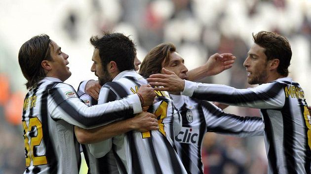 Fotbalisté Juventusu mají důvod k radosti. I přes remízu s Cagliari jsou v čele italské ligy. Fotbalisté Juventusu mají důvod k radosti. I přes remízu s Cagliari jsou v čele italské ligy.