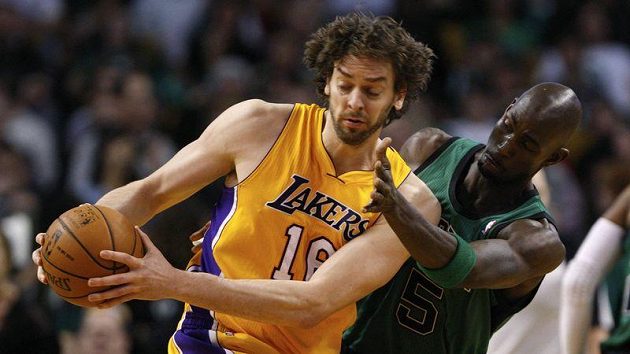 Jednatřicetiletý Pau Gasol (vlevo) byl hrdinou zápasu. Jednatřicetiletý Pau Gasol (vlevo) byl hrdinou zápasu.