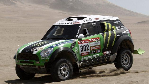 Stéphane Peterhansel s vozem Mini Monster při předposlední etapě Rallye Dakar. Stéphane Peterhansel s vozem Mini Monster při předposlední etapě Rallye Dakar.