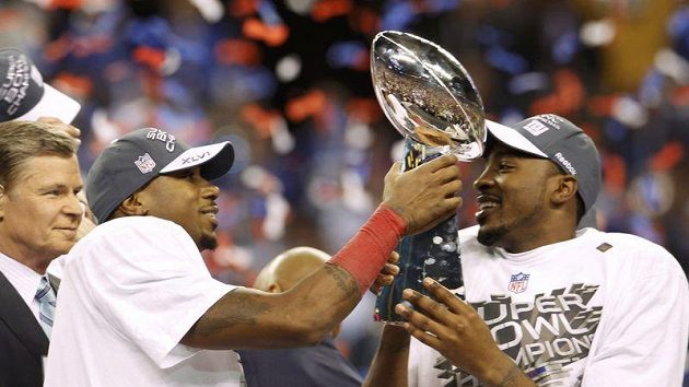 Zleva Mario Manningham a Hakeem Nicks z New York Giants se radují se zisku trofeje. Zleva Mario Manningham a Hakeem Nicks z New York Giants se radují se zisku trofeje.