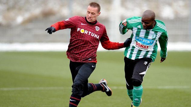 Tomáš Zápotočný ze Sparty (vlevo) a Stanley Ibe z Bohemians Praha. Tomáš Zápotočný ze Sparty (vlevo) a Stanley Ibe z Bohemians Praha.