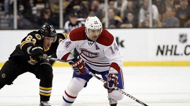 Tomáš Plekanec se probíjí obranou Bostonu. Tomáš Plekanec se probíjí obranou Bostonu.