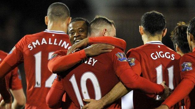 Fotbalisté Manchesteru United se radují z gólu proti Fulhamu. Fotbalisté Manchesteru United se radují z gólu proti Fulhamu.
