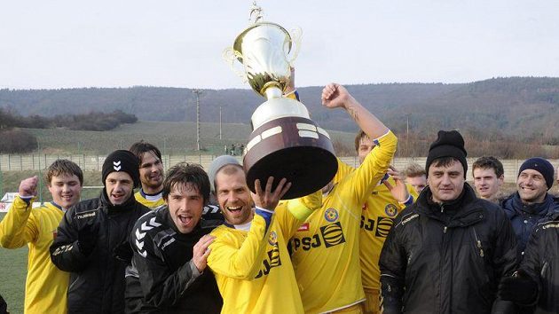 Hráči z Jihlavy se radují z výhry ve druhé lize, s pohárem kapitán Michal Veselý. Hráči z Jihlavy se radují z výhry ve druhé lize, s pohárem kapitán Michal Veselý.