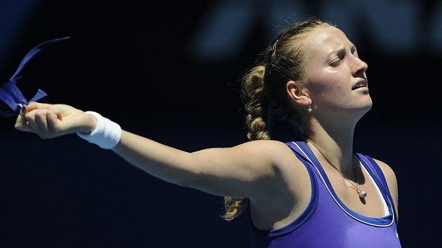 Petra Kvitová s úlevou odkládá čelenku po postupu do čtvrtfinále Australian Open přes Srbku Ivanovičovou. Petra Kvitová s úlevou odkládá čelenku po postupu do čtvrtfinále Australian Open přes Srbku Ivanovičovou.