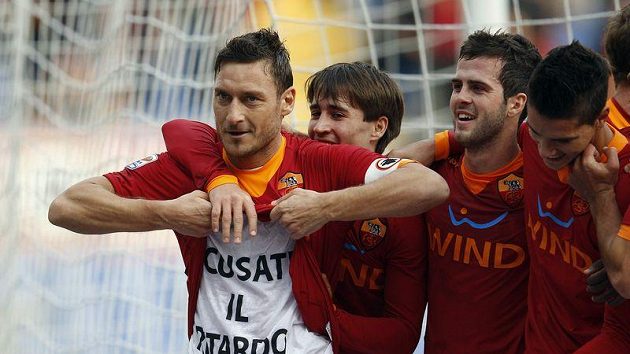 Francesco Totti slaví se spoluhráči gól při vysoké výhře AS Řím proti Chievu. Francesco Totti slaví se spoluhráči gól při vysoké výhře AS Řím proti Chievu.