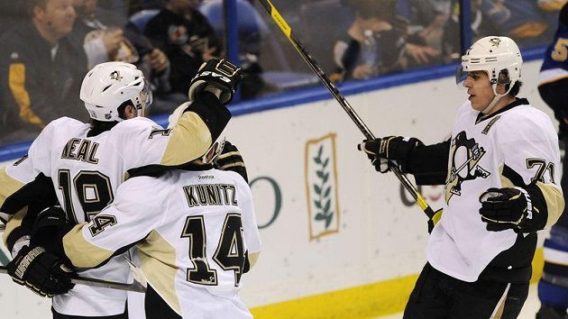 Jevgenij Malkin (vpravo) se raduje z gólu do sítě St. Louis ve středečním utkání NHL. Jevgenij Malkin (vpravo) se raduje z gólu do sítě St. Louis ve středečním utkání NHL.