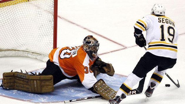 Tyler Seguin z Bostonu (vpravo) rozhoduje ze samostatného nájezdu zápas s Philadelphií, gólman Ilja Bryzgalov se po puku natahoval marně. Tyler Seguin z Bostonu (vpravo) rozhoduje ze samostatného nájezdu zápas s Philadelphií, gólman Ilja Bryzgalov se po puku natahoval marně.