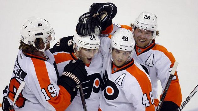 Hokejisté Philadelphie oslavují výhru na ledě Calgary. Hokejisté Philadelphie oslavují výhru na ledě Calgary.
