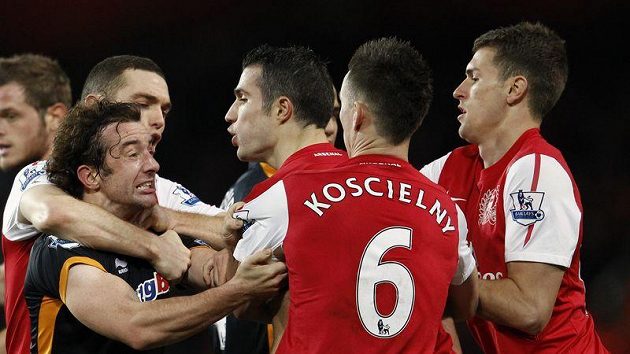 O potyčky nebyla v zápase Arsenalu s Wolverhamptonem nouze. Tentokrát se do ní zapojil hostující Stephen Hunt (vlevo) a kapitán Arsenalu Robin van Persie a Laurent Koscielny. O potyčky nebyla v zápase Arsenalu s Wolverhamptonem nouze. Tentokrát se do ní zapojil hostující Stephen Hunt (vlevo) a kapitán Arsenalu Robin van Persie a Laurent Koscielny.