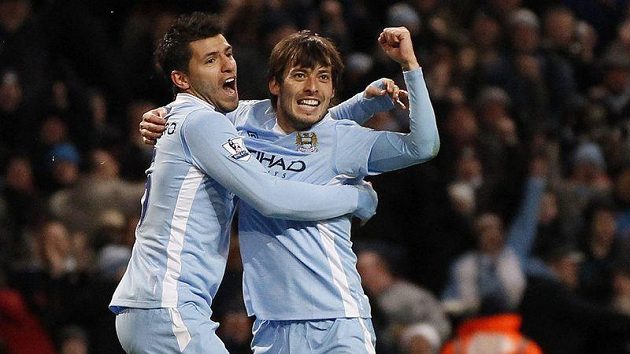 Fotbalista Manchesteru City David Silva (vpravo) se raduje se spoluhráčem Sergiem Agüerem z branky. Fotbalista Manchesteru City David Silva (vpravo) se raduje se spoluhráčem Sergiem Agüerem z branky.