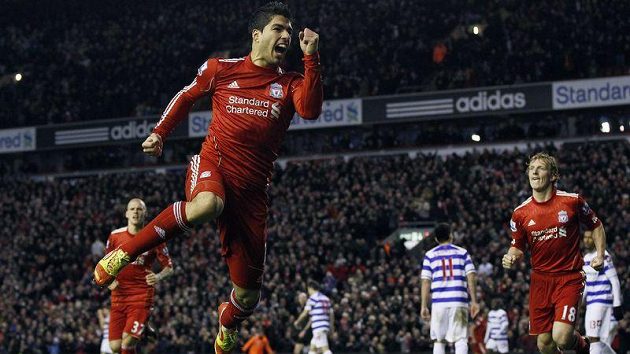 Luis Suárez z Liverpoolu oslavuje vstřelený gól Queens Park Rangers, jehož branku střeží český gólman Radek Černý. Luis Suárez z Liverpoolu oslavuje vstřelený gól Queens Park Rangers, jehož branku střeží český gólman Radek Černý.