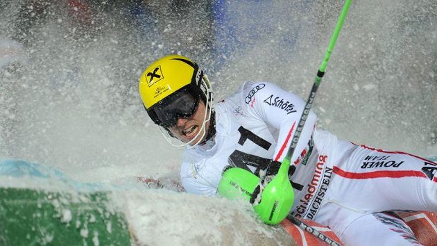 Rakušan Marcel Hirscher v ochranné bariéře po vítězné jízdě ve slalomu ve Schladmingu. Rakušan Marcel Hirscher v ochranné bariéře po vítězné jízdě ve slalomu ve Schladmingu.